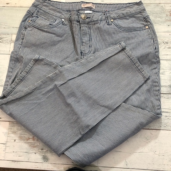 DB 1962 by Dress Barn Strip Crop Jeans 12 - Picture 2 of 4